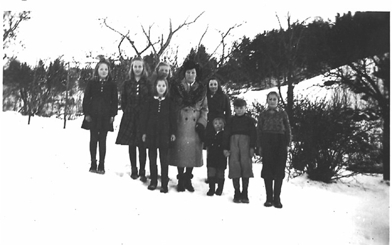 mo011.jpg - F.v.: Gyda Kvien, Aud Pedersen, Gyda Kvien, Borgny Dispen, Lidveig Kvien, Kari Lunde, Tor Kvien, Rasmus Kvien og Erling Eltvik.  Bildet er tatt i hagen i Kviene.