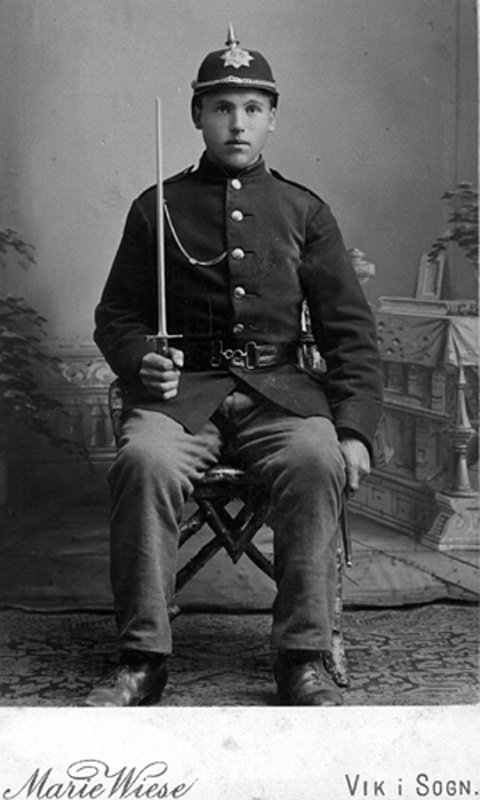 mo032.jpg - Mathias Johnsen Haus - Bror til Per Johnsen - "Sko-Per" i full uniform.