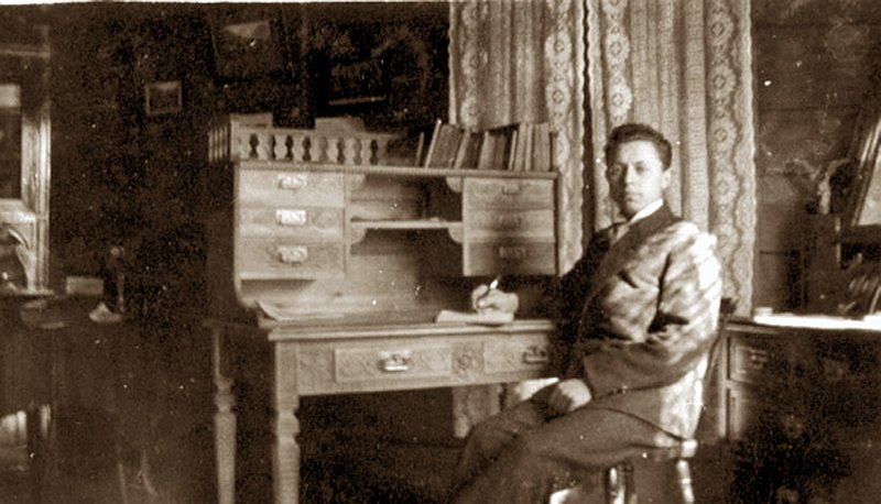mo036.jpg - Rasmus Lunde - "Hallstein-Rasmus" med et skrivebord som han har snekret selv. (Bildet utlnt av Anne Karin Brekke).