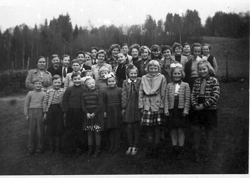 mo040.jpg - Kjlsdalen skule  1954: Fra venstre foran: Arne Berstad,  Ole Reidar Lund,  Ole Reinhard Bugjerde,   Magny Humborstad, Olaug Bugjerde, shild Vingelven,  Martha Leite,   Jenny Sundal,  Else  sen,  Solveig Humborstad,  Hildur RutledalFra venstre bak: Anna rdal,  Jostein Rutledal, Olaf    Hatlegjerde,  Berge Humborstad, Rasmus Kvien,  Kre Nave,   Olav Gilleshammer,  Oddbjrg Gilleshammer, Anne Lise Gilleshammer,   Petra Rutledal,  Ragnar Vingelven,  Anny Gangsy, Mlfrid Starheim,   Astrid Eiks,Petra humborstad, Mari Humborstad,  Brd Humborstad, Liv Gilleshammer,   Arne Humborstad.