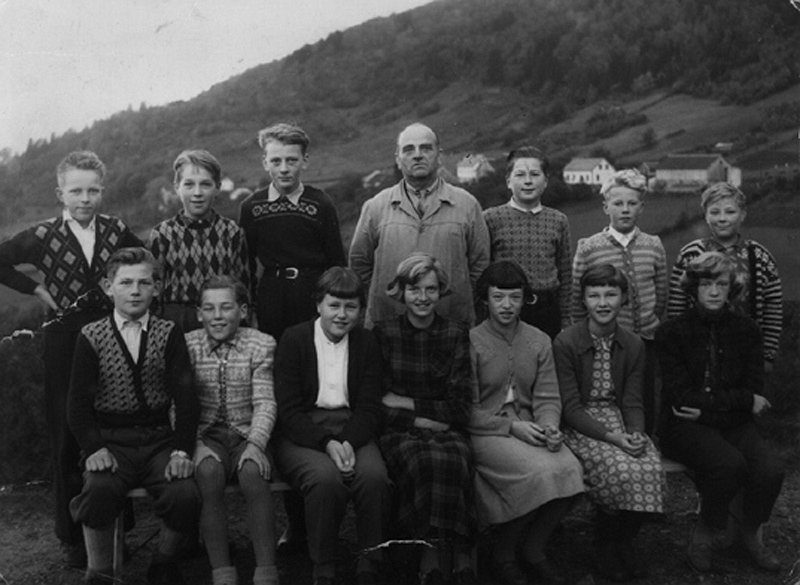 mo041.jpg - Kjlsdalen skole 1955Fra venstre foran: Berge Humborstad,  Arvid Humborstad, se Leite, Oddbjrg Gilleshammer, Kari Kjllesdal, Brita Vingelven, Anny Eiks.  Bak: Arne Humborstad, Reidar Johnsen,  Kre Nave, lrer Ragnvald Eirikson Fleide, Brd Humborstad, Jan Eide, Tor Kvien