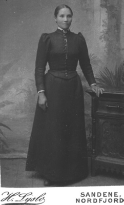 57.jpg - Valborg Christensdtr Hamre #57  g.m.  Johan Olai Johansen Lefdal #50 f. 17. Juli 1874 d. ca. 1950