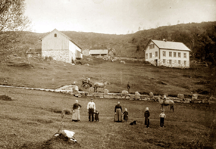 G1904.jpg - Humborstad, bnr. 13, Kvien i Kjlsdalen, Davik prestegjeld rundt 1903.  Fra venstre: Sgni Kvien fra Midthjell, Kristian Kvien fdt p Lefdal nr. 1, Ole Kvien f. 1901, Anne Jensdtr. Kvien f. Eikaas, med Karoline Kvien i hnden,  Anna og Kristen Kvien, og p hesteryggen Johan Kvien. Bak: Hesteskyss fra Bugjerde. Foran p veien Rasmus Bugjerde f. Humborstad, ogs kalt "Rusen".  