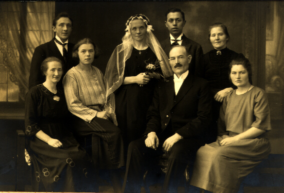 annahans.jpg - Bryllup i 1920- rene.Fra venstre: Karoline Lunde, f. Kvien,  Kristen Kvien, Gudrun Kvien f. Skram,  bruden Anna Kvien og brudgom Hans Reksnes, Rasmus Lunde - To sstre av Hans - den ene er Hanna Reksnes 