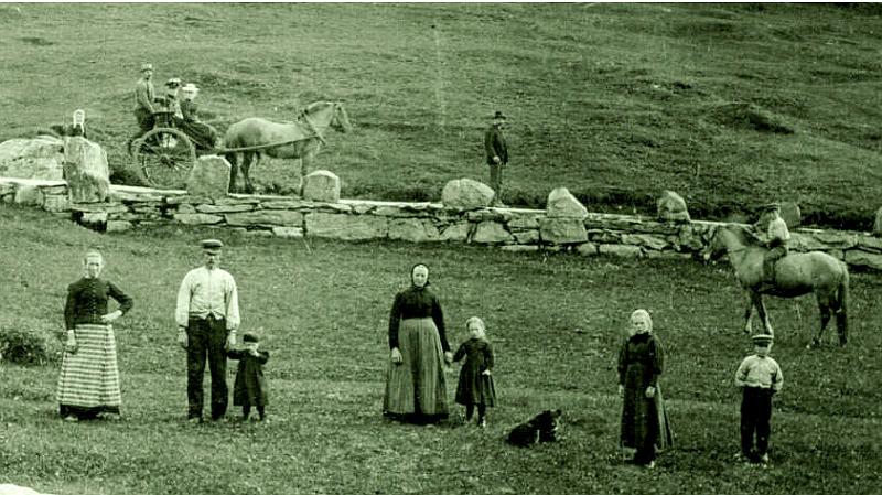 gu1904.jpg - Utsnitt fra strre bilde: Fr venstre foran: Sygni Kvien, f. Midthjell, mannen Kristian Kvien f. Lefdal med Ole Kvien i hnden - Kristians tante, Anna Kvien f. Haugland, med Karoline Kvien i hnden. Videre: Anna og Kristen Kvien, og p hesteryggen Johan Kvien. Bak: Hesteskyss fra Bugjerde. Foran p veien Rasmus Bugjerde f. Humborstad, ogs kalt "Rusen".   P bildet skal min far Ole vre 2 r gammel - og bildet m defor vre fra 1903.