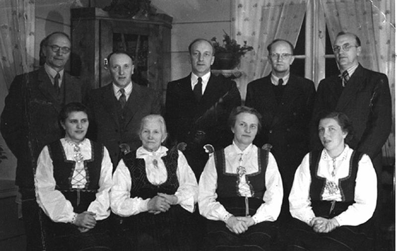 Rosenlund.jpg - Maria Karoline Midthjeld #289 f. 10 Mar 1872 d. 21 Feb 1963 gm. Applolonius Liljedahl Rosenlund #1605 f. 21 Sep 1862 d. 11 Mar 1934.   Johannes Rosenlund,  Birger Rosenlund, Kristine Rosenlund,  Alf Rosenlund,  Maria Rosenlund, Olaf Rosenlund,  Kristen Rosenlund, Gjertrud Rosenlund