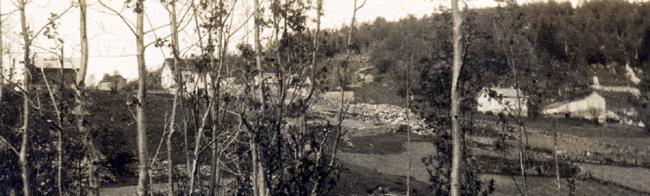 Bakken_Leirongen1920b.jpg - Humborstad ca. 1915: Bakken og Leirongen - Legg merke til steinrysa og det gamle hust til venstre i bakgrunnen.