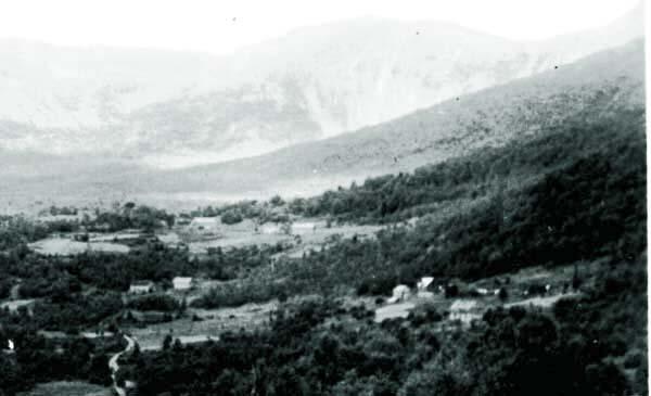 mo019.jpg - vre Kjlsdalen med Bugjerde i forgrunnen til  hyre, og Eiks-grdene./Upper part of Kjlsdalen with the Bugjerde farms right in the foregrund and the Eiks-farms
