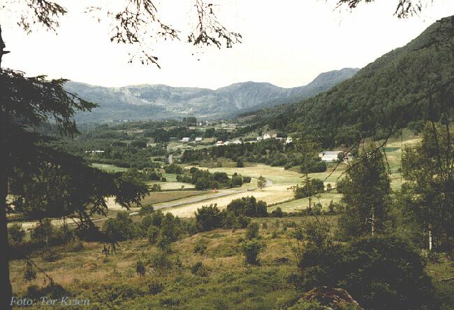 mo045.jpg - vre Kjlsdalen mot Sundal, Bugjerde og Eiks ca. 1975