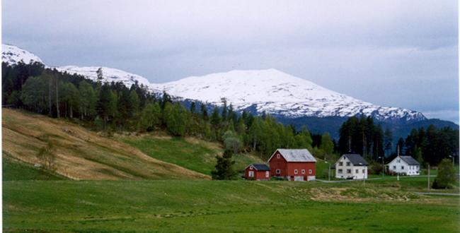 Maurset1b.jpg - Fra Maurset 2004 - The Maurset farms of today. The cotter place Aasen was in the hill to the left of the the barn.