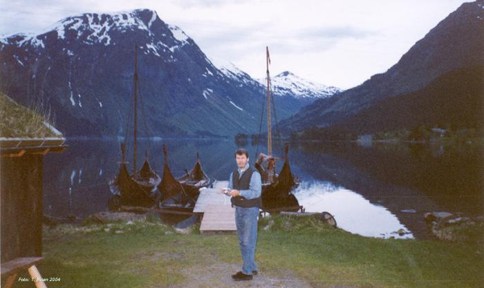 Vikingskip1.jpg - Vikingskip i Bjrkedalen - Vikingships in Bjrkedalen May 2004. In foreground Robert Lee Hawks. The picture was taken about 22:00 at night.