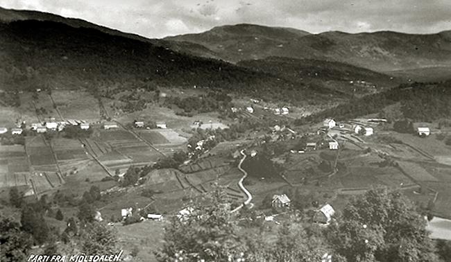 a4_Kjoels3.jpg - Fra Kjlsdalen 1950. Noen av Humborstad-grdene i forgrunnen og til hyre, og Kjllesdal-grder p andre siden av dalen.
