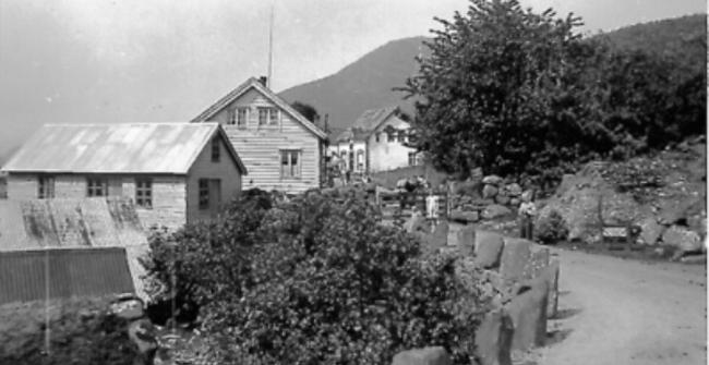 a6_Kjols4.jpg - Kjlsdalen 1950. Fra stranda: Butikken til Reinhard og Ester Humborstad, Telegrafen og butikken til J. R. Sundal JR.