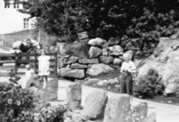 a7_Kjols5.jpg - Kjlsdalen 1950 - Detalj. Legg merke til grinda og hest med vogn.  Dette var et vanlig syn.