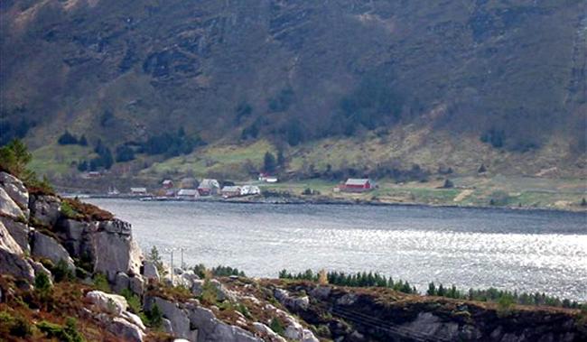 n33Klubben2004b.jpg - Klubben fra nok en vinkel som viser det mektige fjellet Hornelen som kneiser over grden. - Another view of Klubben with the mighty seacliff, Hornelen, above.