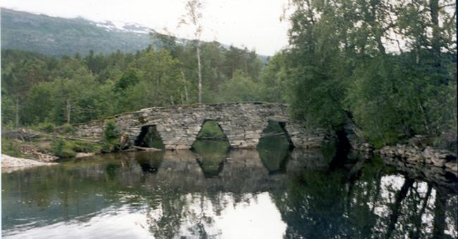 s2Sindrebro.jpg - Storebrua p Sindre - The Big Bridge at SindreDen en av to bruer p Sindre som del av den gamle postveien - One of two very old bridges at Sindre along the ancent post road.Foto: T. Kvien 1981