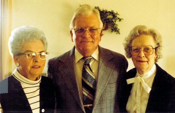 498_500.jpg - From left: Florence Irene Aaland, Orville Glen Aaland and Aubrey Augusta Aaland - Children of Mons Aaland and Josephine, nee Fjellestad.